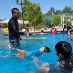 En Monte Patria, niños y niñas participan de talleres de natación gratuitos