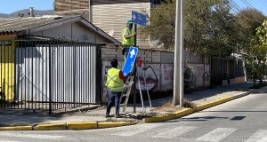 En Ovalle municipio Instala nuevas señaléticas en calles y pasajes