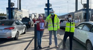 En peaje Las Cardas lanzan campaña para difundir en carreteras canales de ayuda para mujeres que sufren violencia