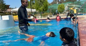 En Monte Patria, niños y niñas participan de talleres de natación gratuitos