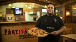 22.9 Brayan Ortega, dueño de Partisanos pizzería