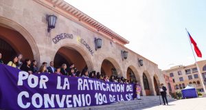 En La Serena: Mujeres despliegan lienzo en favor de la Ratificación del Convenio 190 de la OIT