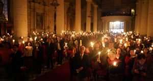 Centenares de fieles dieron vida a Vigilia Pascual en Catedral de La Serena