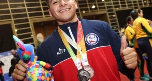 Ovallino Claudio Bahamondes paratenista de mesa doble medallista en Colombia.