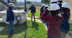 Alumnos del Colegio San Nicolás recorren planta de tratamiento de aguas servidas de Aguas del Valle