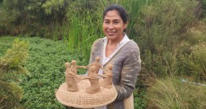 Artesana Ovallina exhibe su trabajo en importante encuentro que se realiza en Ecuador.
