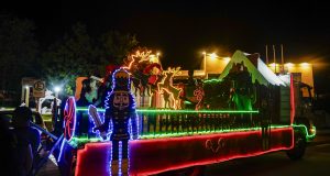 Con éxito se dio cierre a Feria de Emprendedores y recorrido de Carro Navideño en Monte Patria.