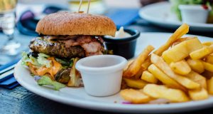 Expertos llaman a cuidar la alimentación en vacaciones para prevenir problemas a la vesícula.