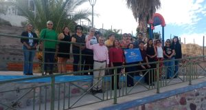 Vecinos de Combarbalá instalan sistema de riego en plaza comunitaria con aporte del fondo concursable de Aguas del Valle.