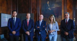 Ministro de Hacienda, Jorge Quiroz, junto a la ministra de Energía, Ximena Rincón, encabezan reunión de trabajo para analizar cursos de acción ante alza internacional del petróleo