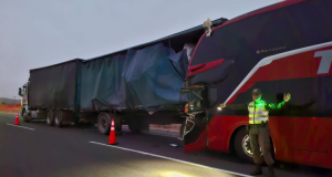 Accidente entre un bus y un camión dejó un fallecido y 19 heridos en la Ruta 5 Norte, sector Alcones.